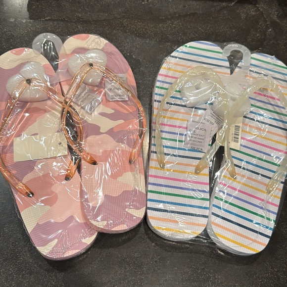 Aeropostale Multi Stripe & Pink Camo Flip Flops Bundle - Picture 9 of 9